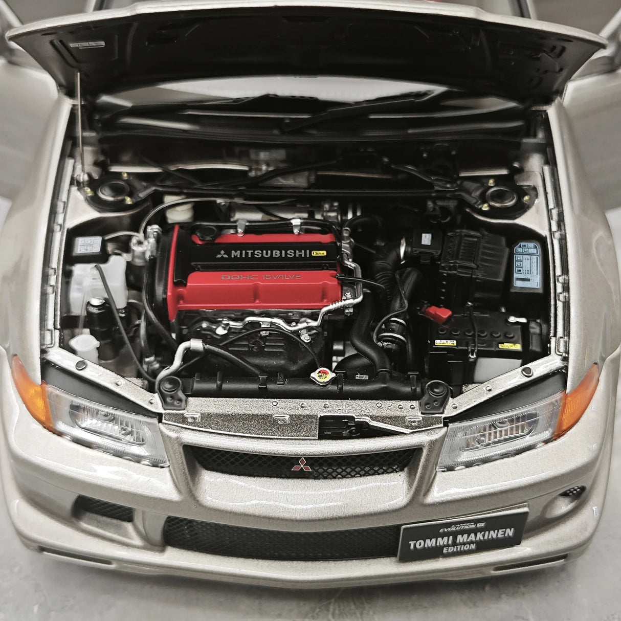 MotorHelix Mitsubishi 2000 Lancer Evolution VI GSR 토미 마키넨 에디션 실버 1:18 – 수집용 다이캐스트 모델 다이캐스트