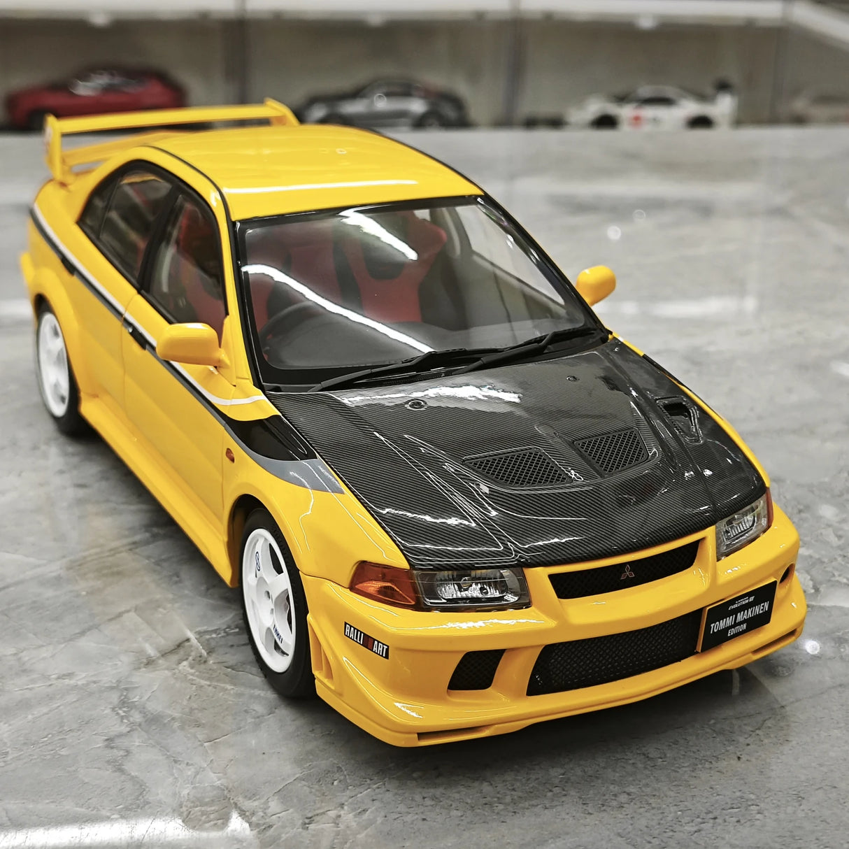 MotorHelix Mitsubishi 2000 Lancer Evolution VI GSR Tommi Makinen Edition Yellow 1:18 – Sammelobjekt aus Druckguss