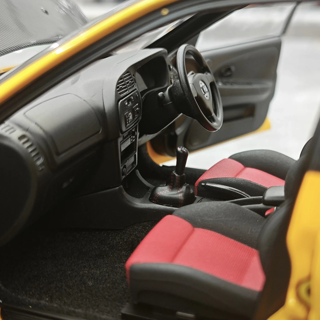 MotorHelix Mitsubishi 2000 Lancer Evolution VI GSR Tommi Makinen Edition Yellow 1:18 – Sammelobjekt aus Druckguss