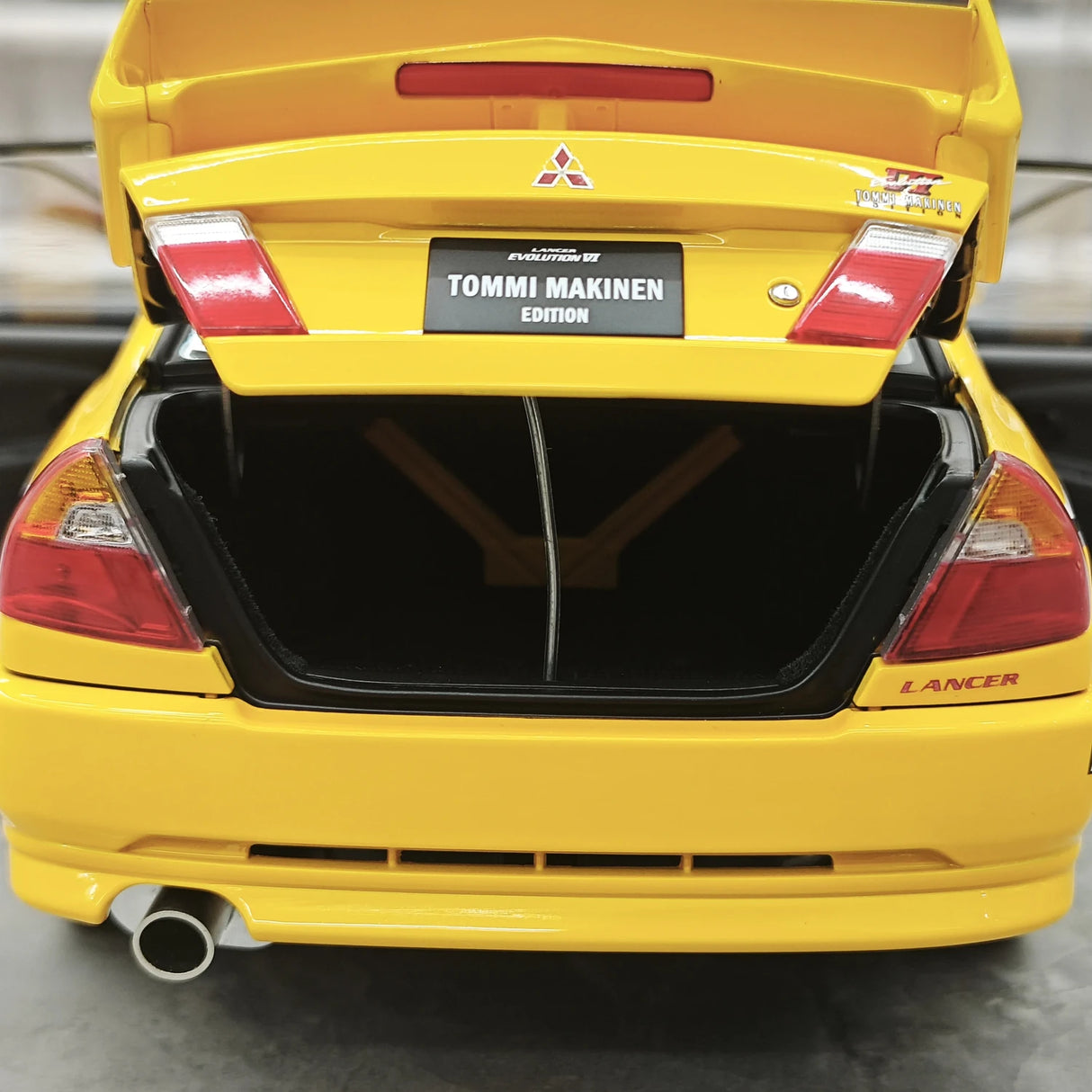 MotorHelix Mitsubishi 2000 Lancer Evolution VI GSR Tommi Makinen Edition Yellow 1:18 – Sammelobjekt aus Druckguss