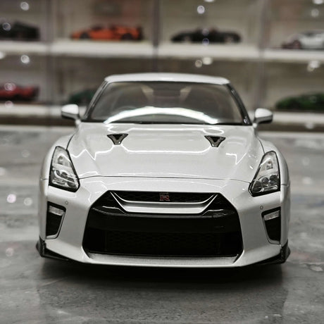 MotorHelix Nissan 2007 GT-R R35 ميتال سيلفر 1:18 – نموذج معدني قابل للجمع مصبوب.