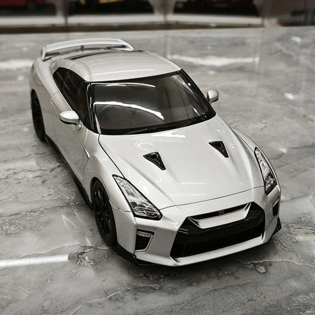 MotorHelix Nissan 2007 GT-R R35 ميتال سيلفر 1:18 – نموذج معدني قابل للجمع مصبوب.