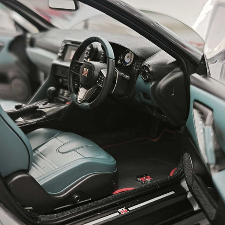 MotorHelix Nissan 2007 GT-R R35 ميتال سيلفر 1:18 – نموذج معدني قابل للجمع مصبوب.