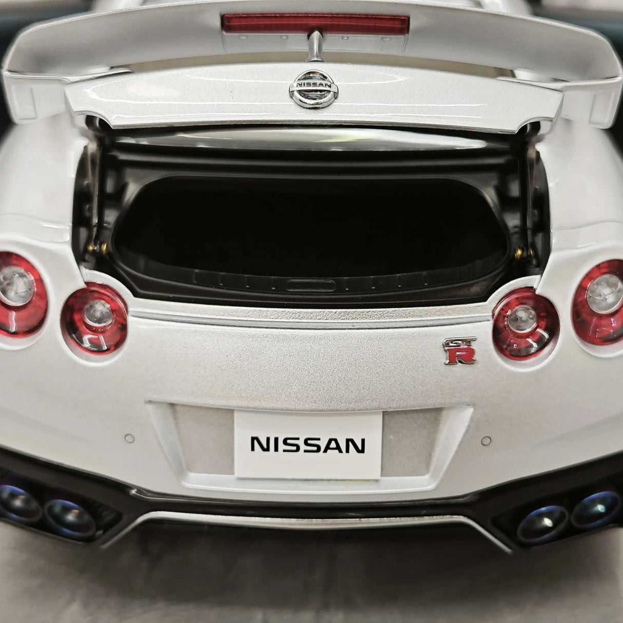MotorHelix Nissan 2007 GT-R R35 Metal Silver 1:18 – Collectible Diecast Model Die-Cast