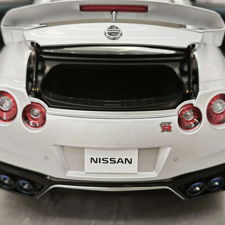 MotorHelix Nissan 2007 GT-R R35 ميتال سيلفر 1:18 – نموذج معدني قابل للجمع مصبوب.