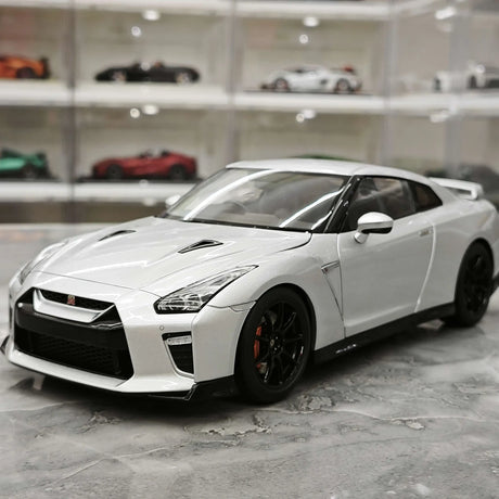 MotorHelix Nissan 2007 GT-R R35 ميتال سيلفر 1:18 – نموذج معدني قابل للجمع مصبوب.