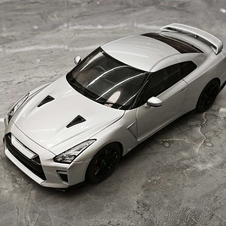 MotorHelix Nissan 2007 GT-R R35 ميتال سيلفر 1:18 – نموذج معدني قابل للجمع مصبوب.