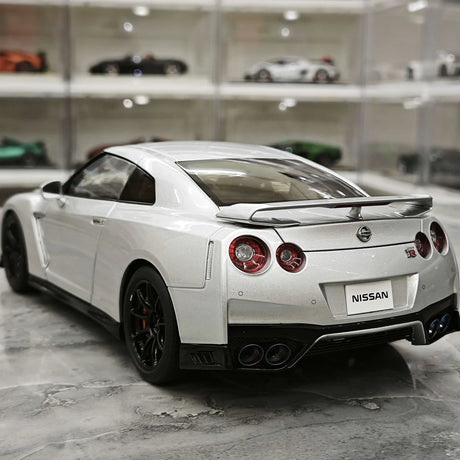 MotorHelix Nissan 2007 GT-R R35 ميتال سيلفر 1:18 – نموذج معدني قابل للجمع مصبوب.