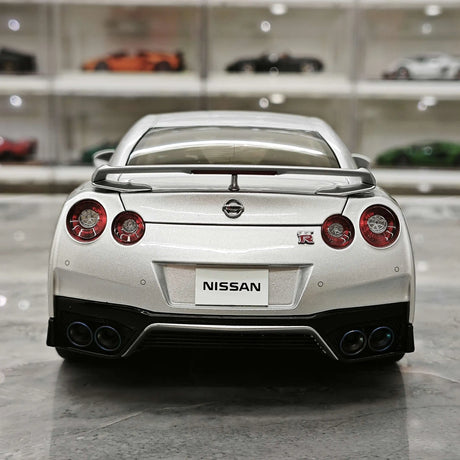 MotorHelix Nissan 2007 GT-R R35 ميتال سيلفر 1:18 – نموذج معدني قابل للجمع مصبوب.