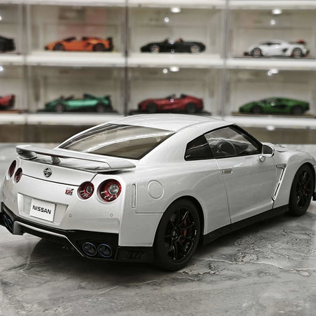 MotorHelix Nissan 2007 GT-R R35 ميتال سيلفر 1:18 – نموذج معدني قابل للجمع مصبوب.