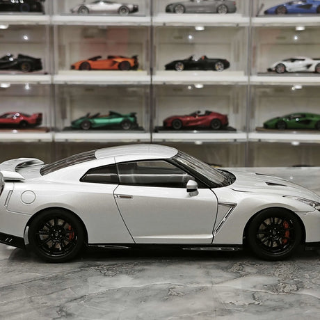 MotorHelix Nissan 2007 GT-R R35 ميتال سيلفر 1:18 – نموذج معدني قابل للجمع مصبوب.