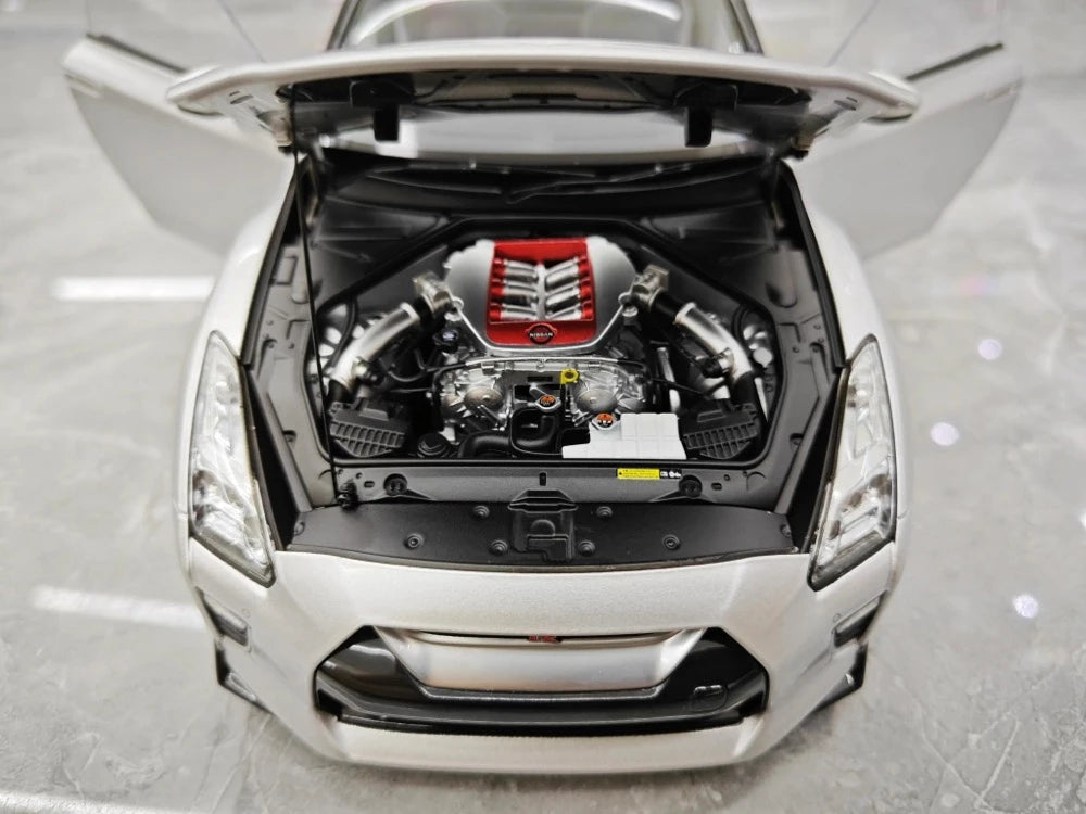 [MotorHelix] 1:18 Nissan 2019 GT-R R35 50th Anniversary Silver Model Car Die-Cast