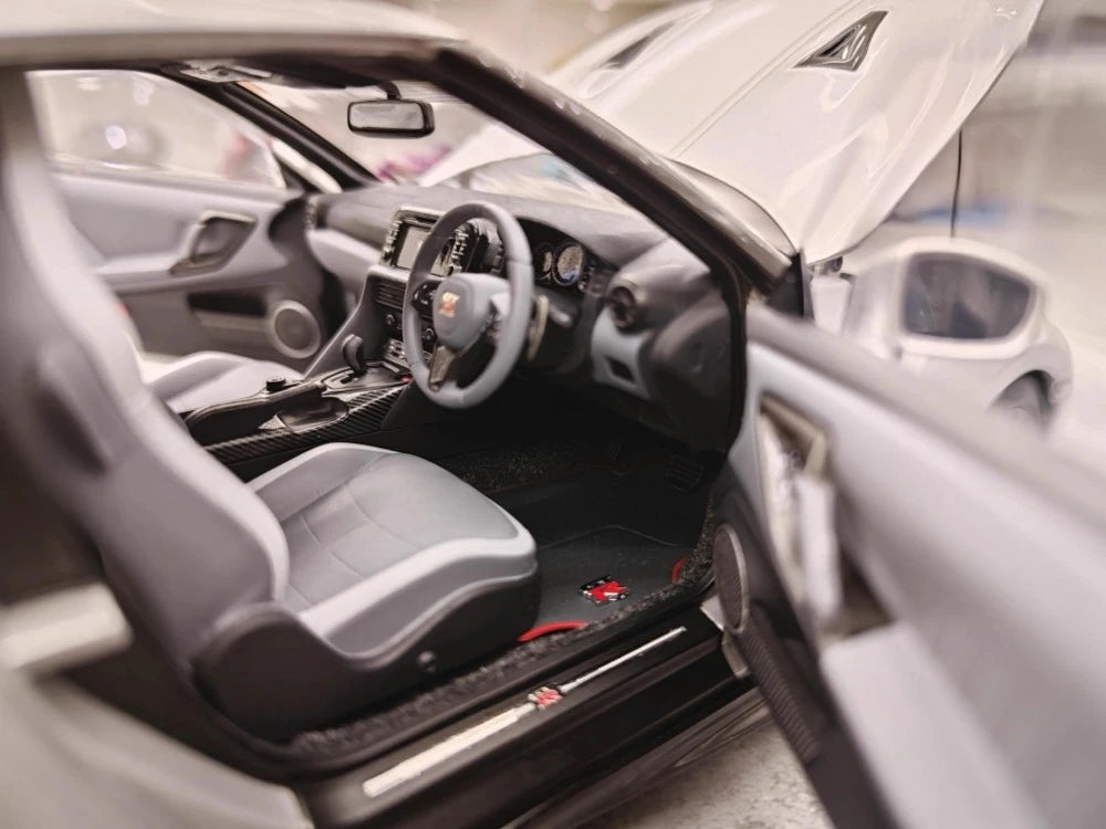 [MotorHelix] 1:18 Nissan 2019 GT-R R35 50th Anniversary Silver Model Car Die-Cast