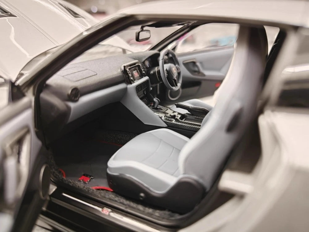 [MotorHelix] 1:18 Nissan 2019 GT-R R35 50th Anniversary Silver Model Car Die-Cast