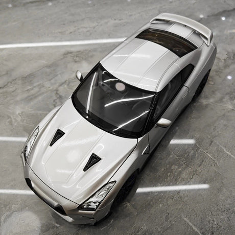[MotorHelix] 1:18 Nissan 2019 GT-R R35 50th Anniversary Silver Model Car Die-Cast