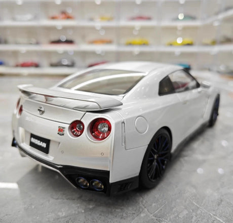 [MotorHelix] 1:18 Nissan 2019 GT-R R35 50th Anniversary Silver Model Car Die-Cast