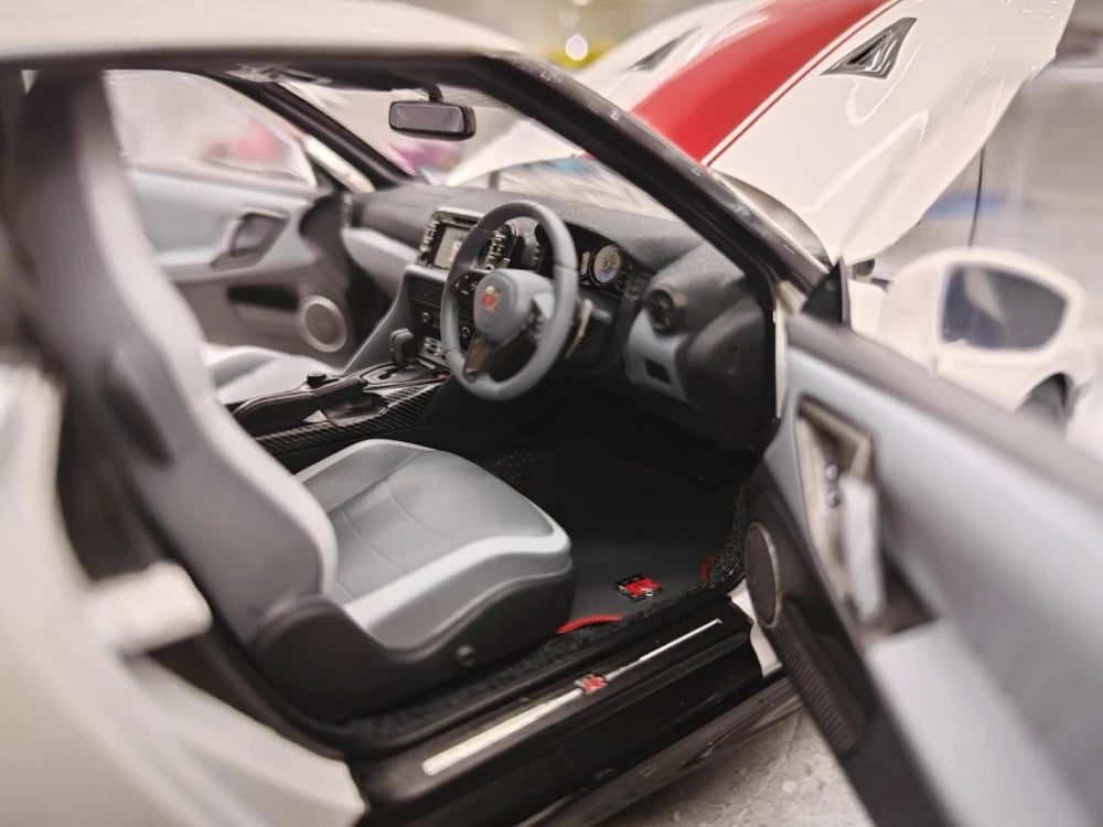[MotorHelix] 1:18 Nissan 2019 GT-R R35 50th Anniversary bianco modellino di auto Die-Cast