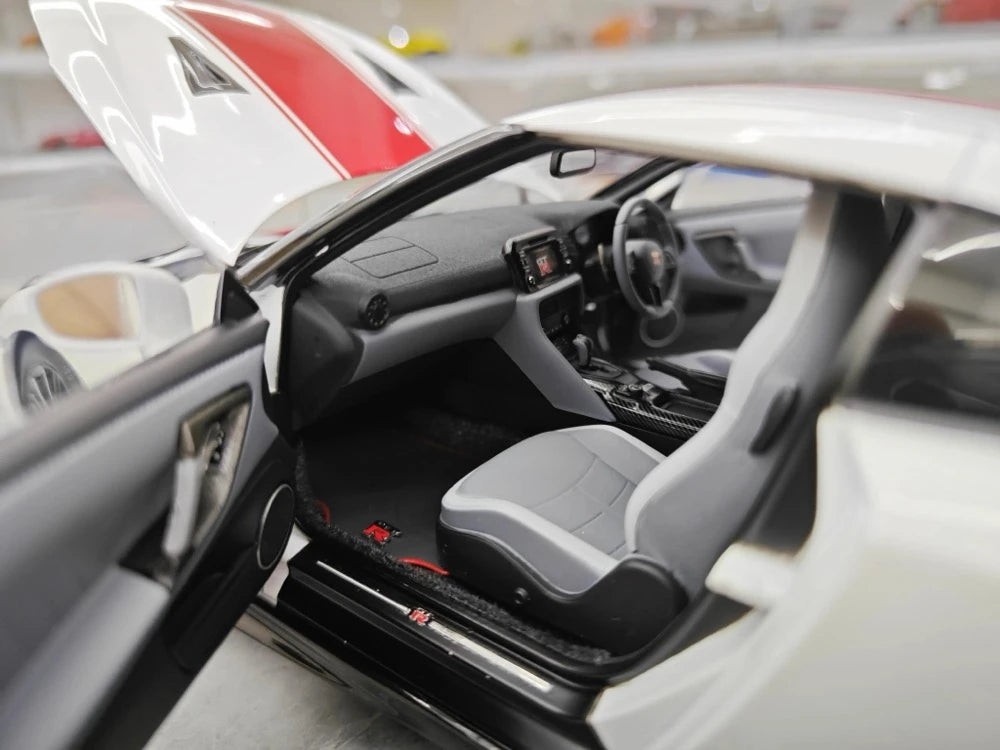 [MotorHelix] 1:18 Nissan 2019 GT-R R35 50th Anniversary bianco modellino di auto Die-Cast