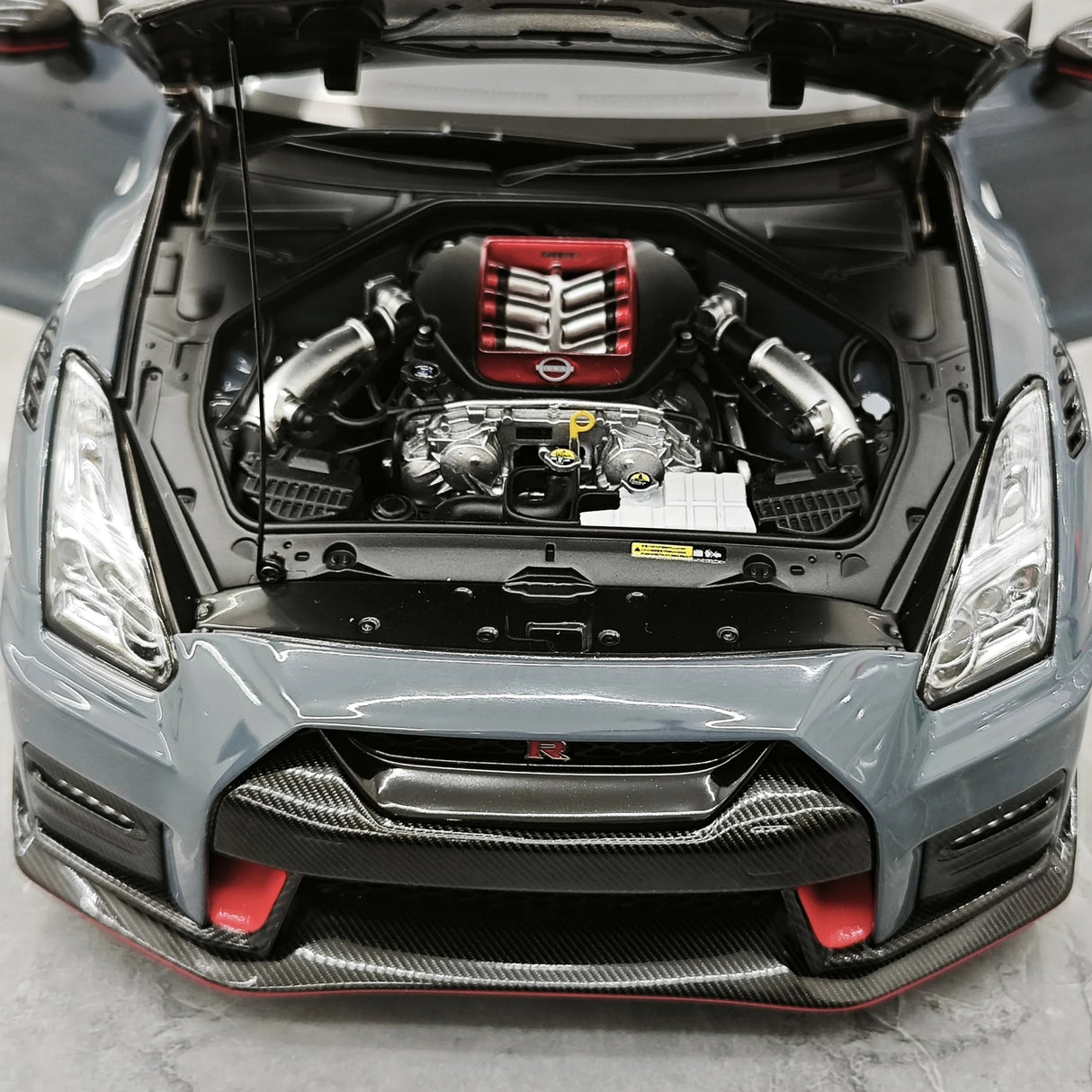 MotorHelix Nissan 2022 GT-R NISMO Special Edition Gray 1:18 – Modello da collezione pressofuso