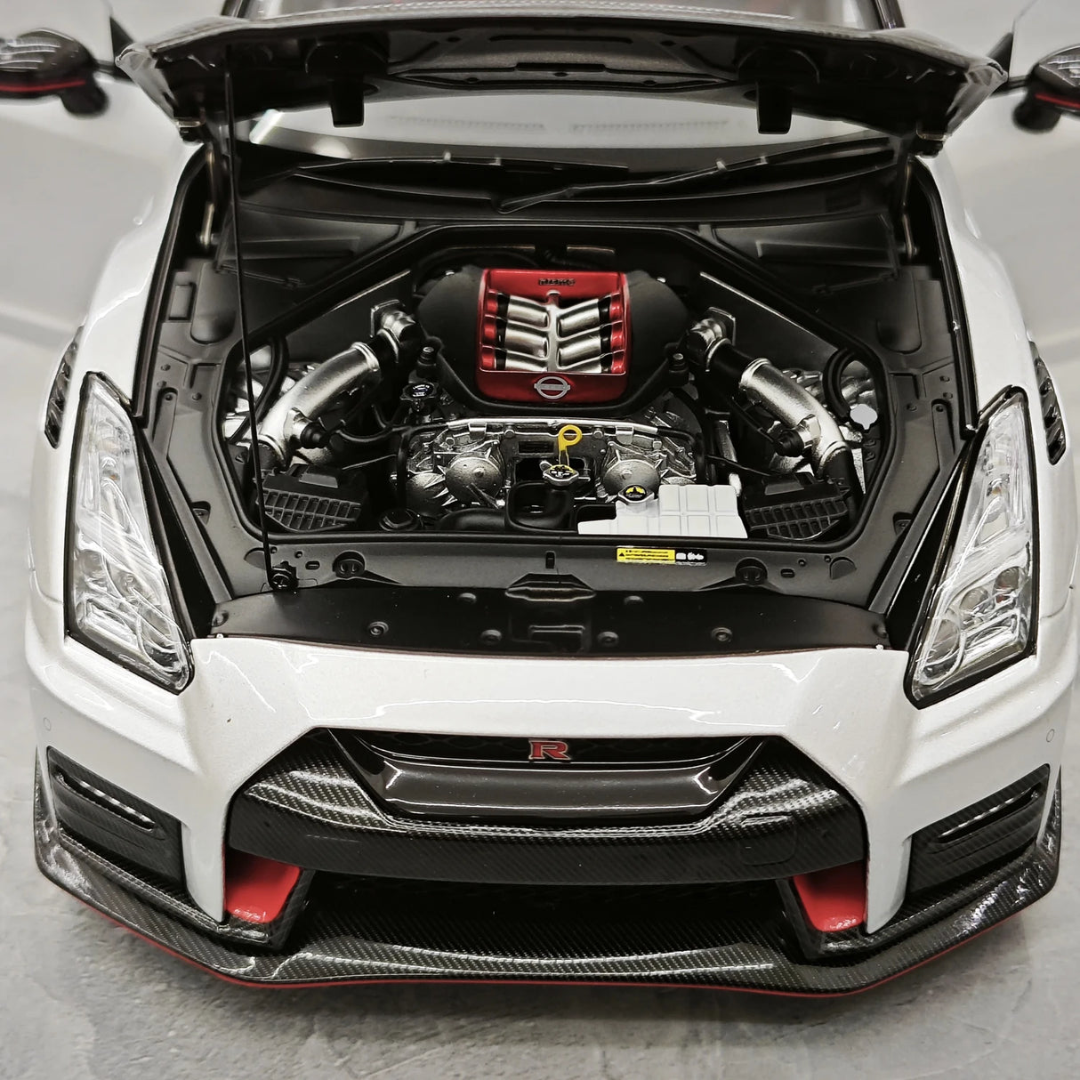 MotorHelix Nissan 2022 GT-R NISMO Special Edition Silver 1:18 – Modello da collezione in pressofuso
