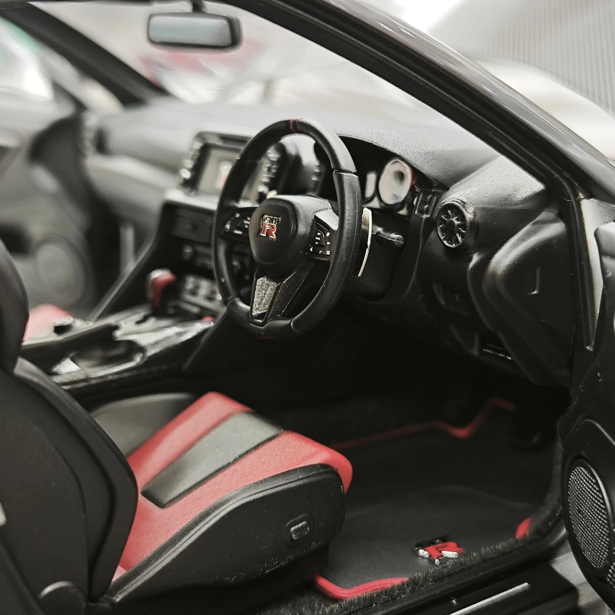 MotorHelix Nissan 2022 GT-R NISMO Special Edition Silver 1:18 – Modello da collezione in pressofuso