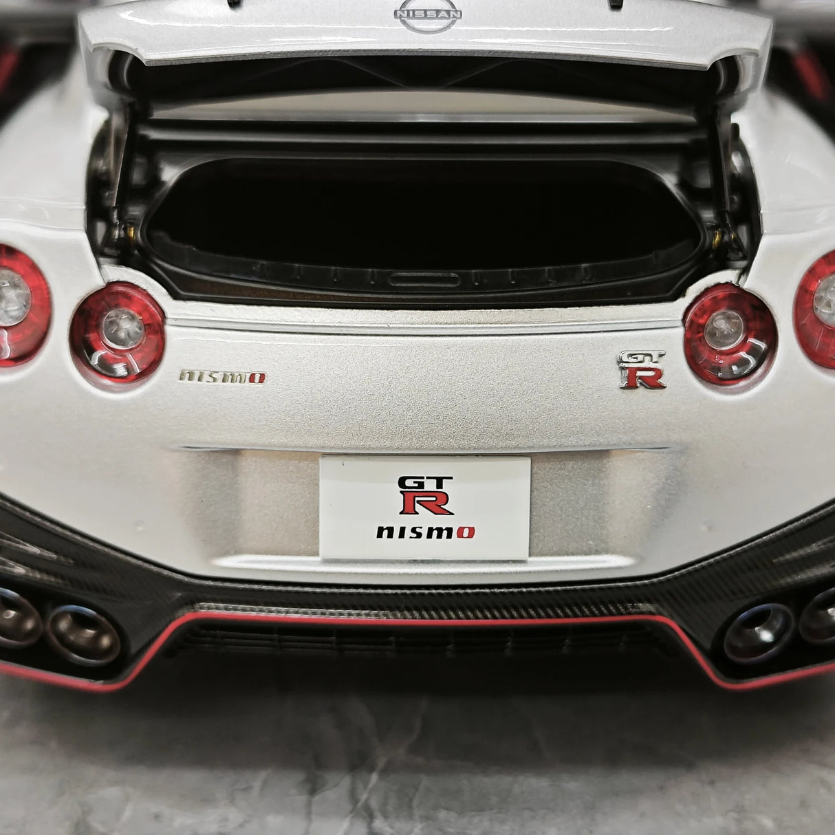 MotorHelix Nissan 2022 GT-R NISMO Special Edition Silver 1:18 – Modello da collezione in pressofuso