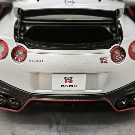 MotorHelix Nissan 2022 GT-R NISMO Special Edition Silver 1:18 – Modello da collezione in pressofuso