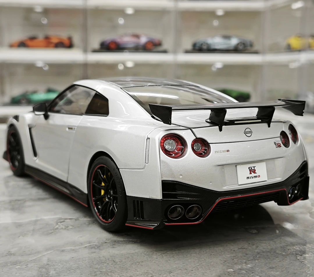MotorHelix Nissan 2022 GT-R NISMO Special Edition Silver 1:18 – Modello da collezione in pressofuso