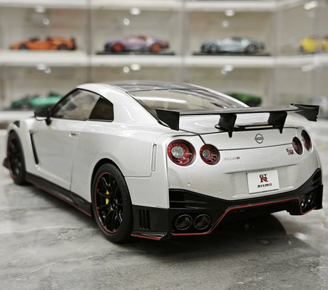 MotorHelix Nissan 2022 GT-R NISMO Special Edition Silver 1:18 – Modello da collezione in pressofuso