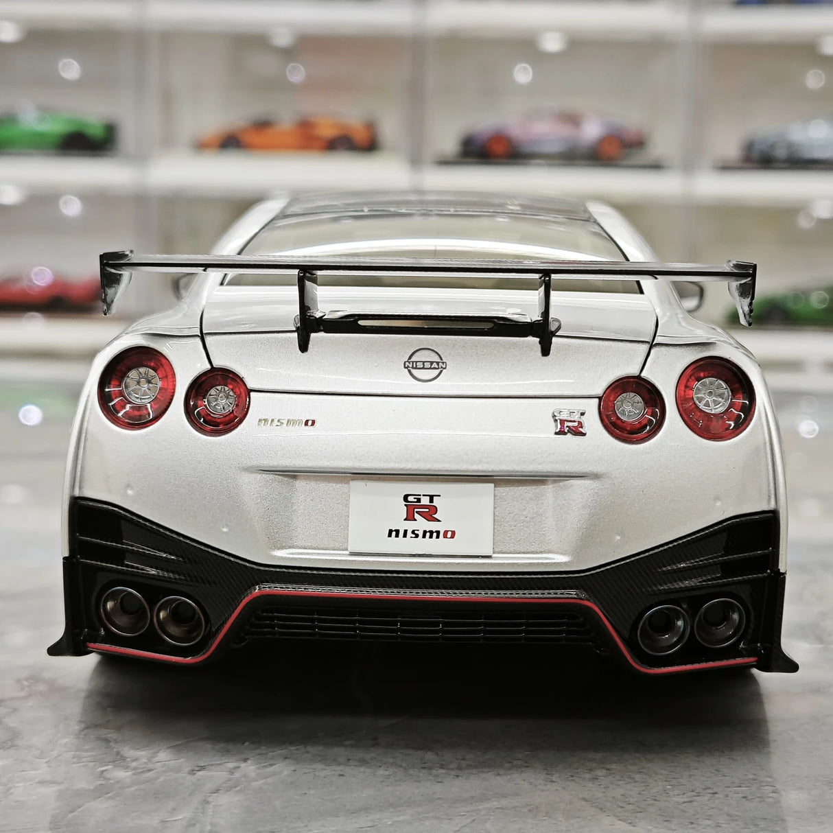 MotorHelix Nissan 2022 GT-R NISMO Special Edition Silver 1:18 – Modello da collezione in pressofuso