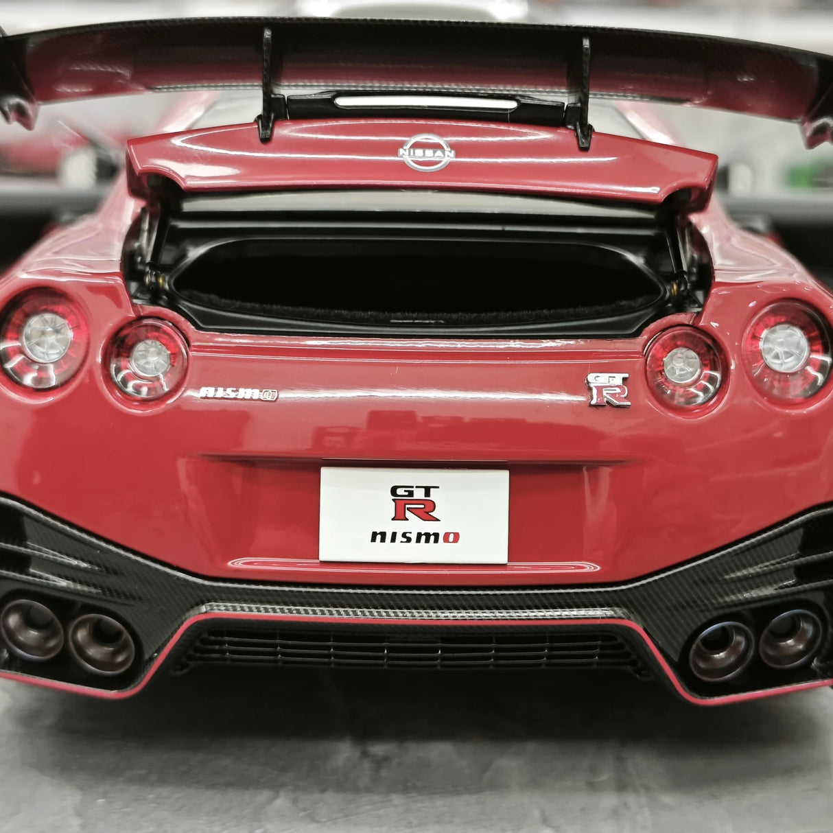 MotorHelix Nissan 2022 GT-R NISMO Special Edition Red 1:18 – Modello Pressofuso da collezione