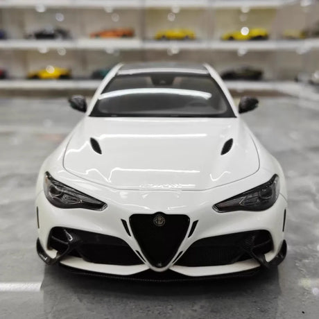 [MotorHelix] 1:18 Alfa Romeo 2020 Giulia GTA White Model Car Die-Cast