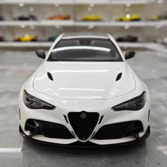 [MotorHelix] 1:18 Alfa Romeo 2020 Giulia GTA White Model Car Die-Cast