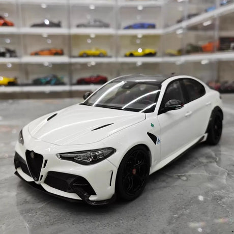[MotorHelix] 1:18 Alfa Romeo 2020 Giulia GTA White Model Car Die-Cast