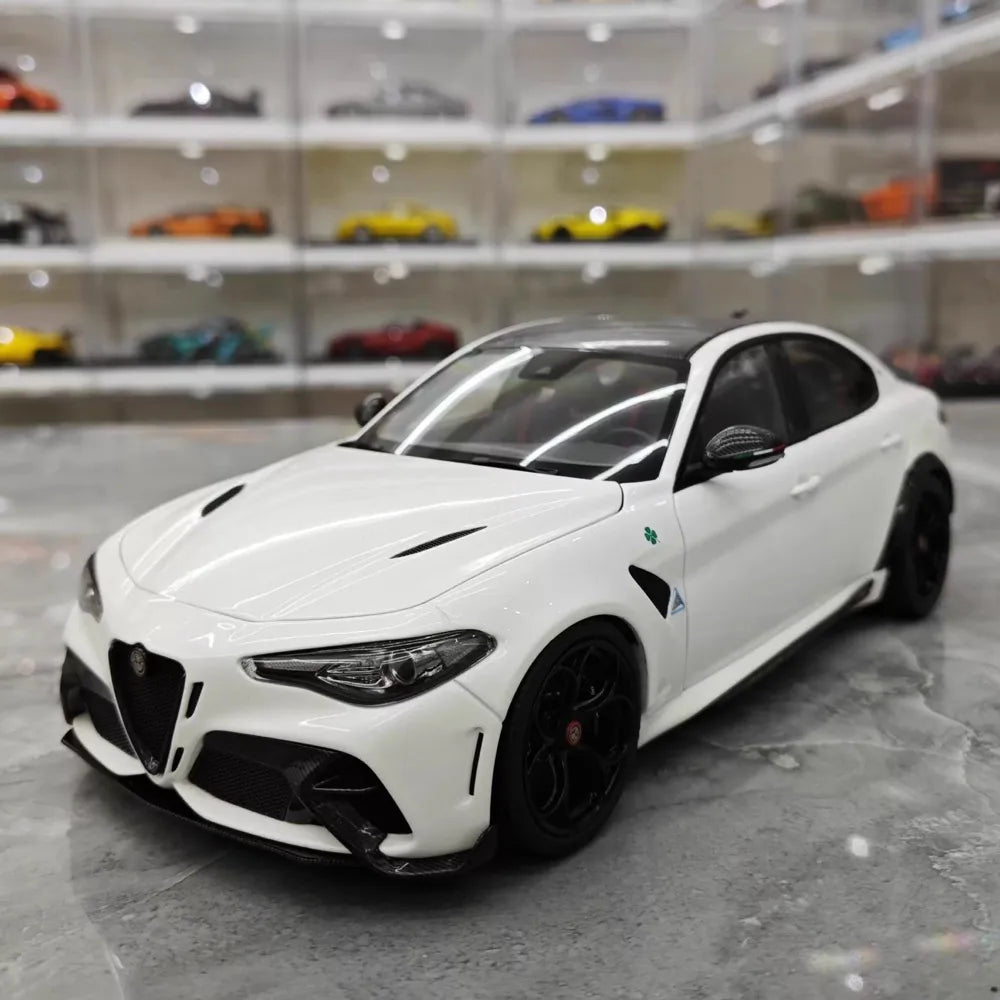 [MotorHelix] 1:18 Alfa Romeo 2020 Giulia GTA White Model Car Die-Cast