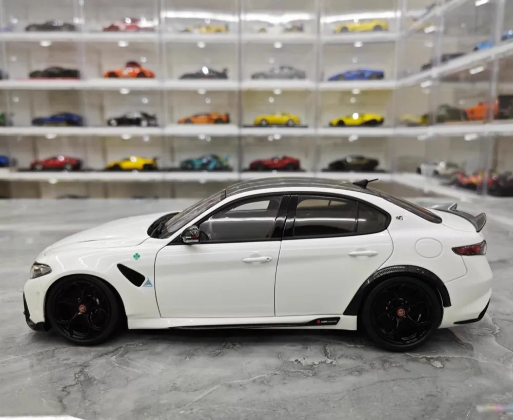 [MotorHelix] 1:18 Alfa Romeo 2020 Giulia GTA White Model Car Die-Cast