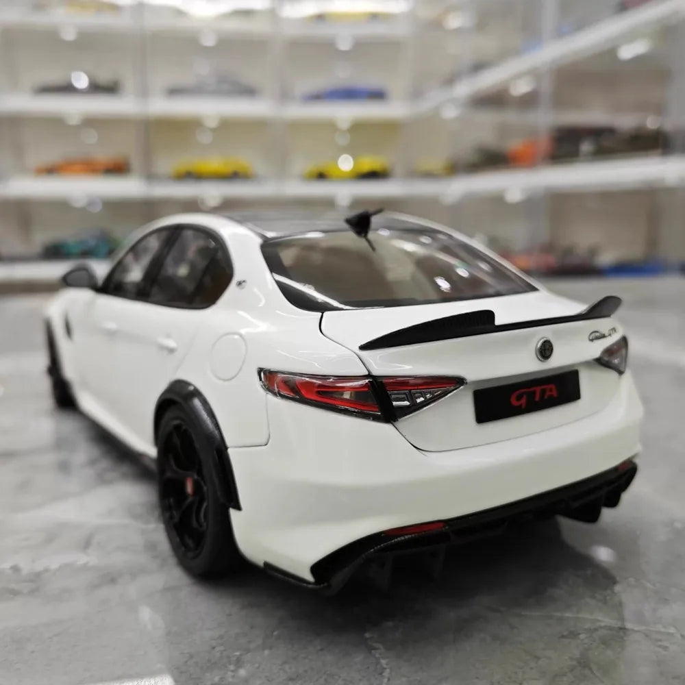 [MotorHelix] 1:18 Alfa Romeo 2020 Giulia GTA White Model Car Die-Cast
