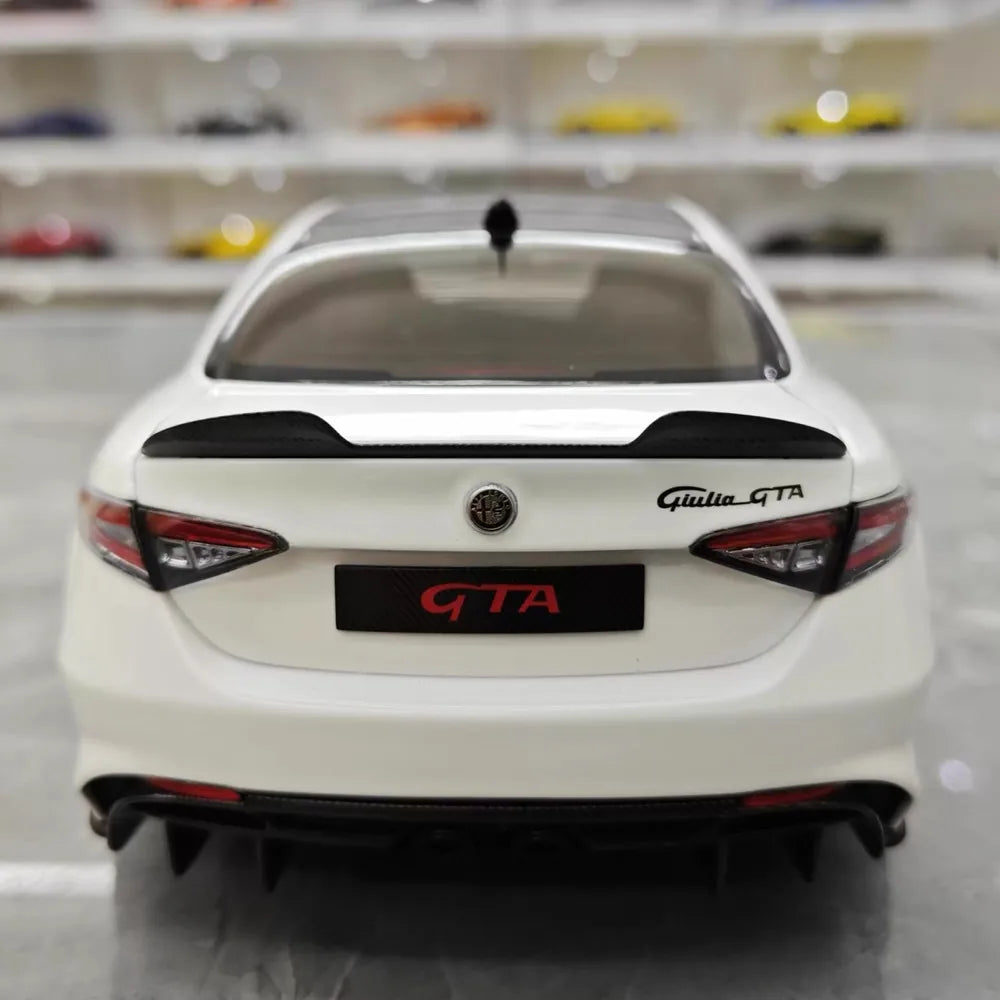 [MotorHelix] 1:18 Alfa Romeo 2020 Giulia GTA White Model Car Die-Cast