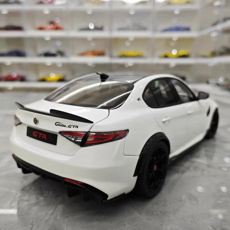 [MotorHelix] 1:18 Alfa Romeo 2020 Giulia GTA White Model Car Die-Cast