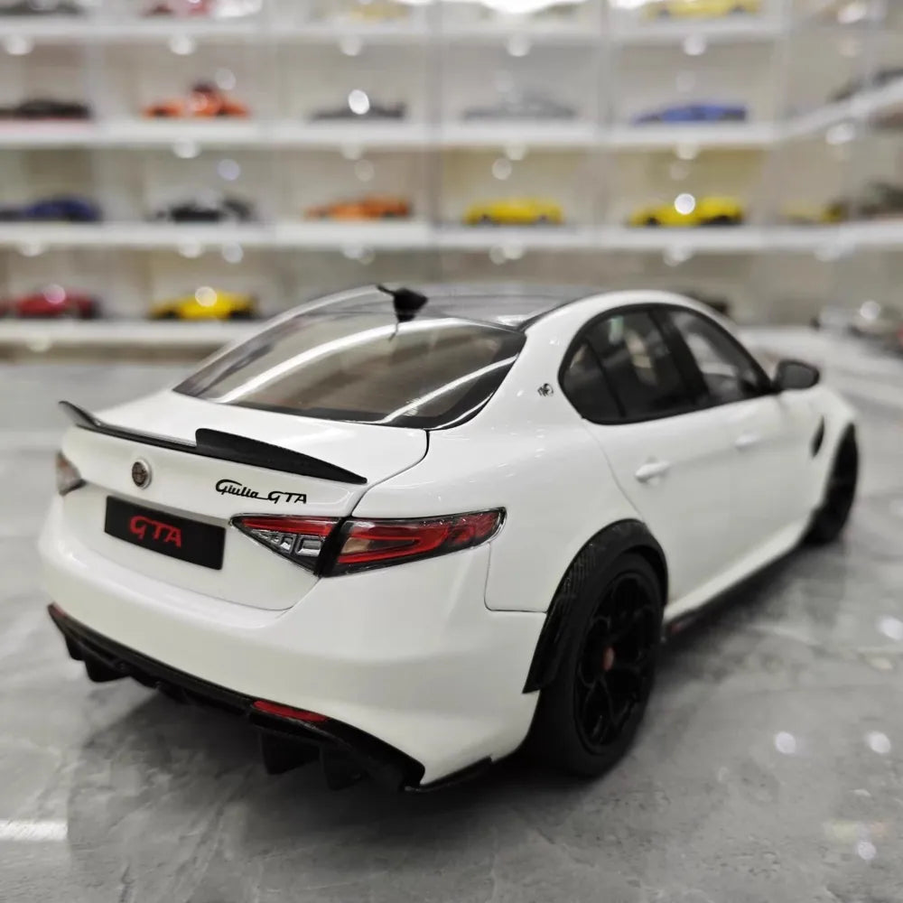 [MotorHelix] 1:18 Alfa Romeo 2020 Giulia GTA White Model Car Die-Cast