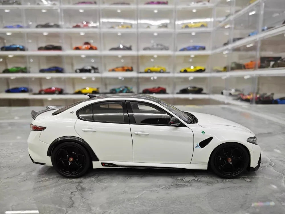 [MotorHelix] 1:18 Alfa Romeo 2020 Giulia GTA White Model Car Die-Cast