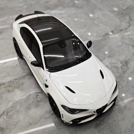 [MotorHelix] 1:18 Alfa Romeo 2020 Giulia GTA White Model Car Die-Cast