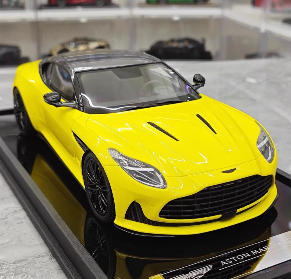 [MotorHelix] 1:18 Aston Martin 2023 DB12 Coupe Yellow Model Car Resin