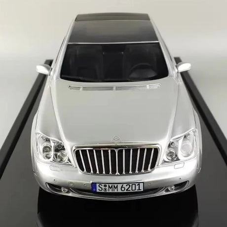 [MotorHelix] 1:18 Mercedes-Maybach 2007 62S Landaulet zilver modelauto Hars