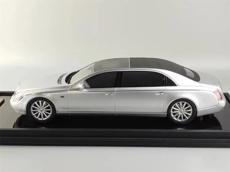 [MotorHelix] 1:18 Mercedes-Maybach 2007 62S Landaulet argento modellino di auto resina