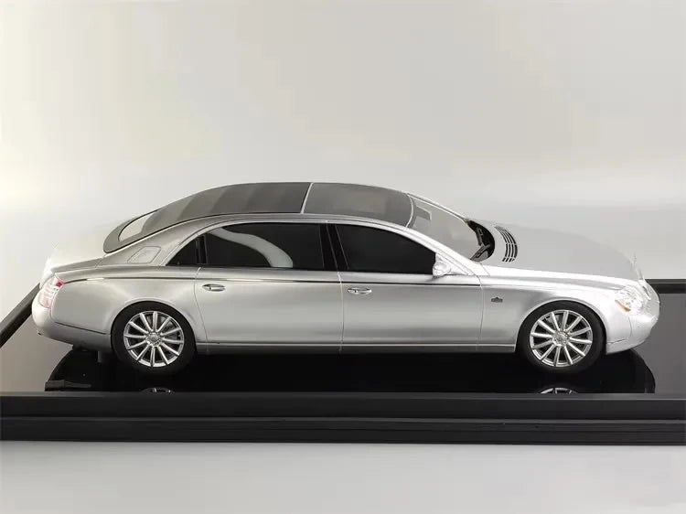 [MotorHelix] 1:18 Mercedes-Maybach 2007 62S Landaulet argento modellino di auto resina