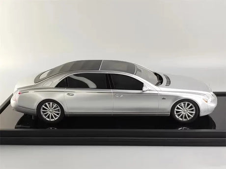 [MotorHelix] 1:18 Mercedes-Maybach 2007 62S Landaulet zilver modelauto Hars