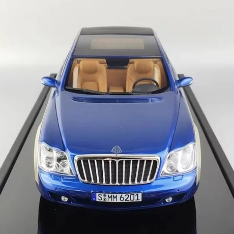 [MotorHelix] 1:18 Mercedes-Maybach 2007 62S Landaulet zilver & blauw modelauto Hars