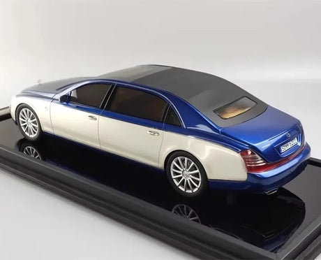[MotorHelix] 1:18 Mercedes-Maybach 2007 62S Landaulet zilver & blauw modelauto Hars