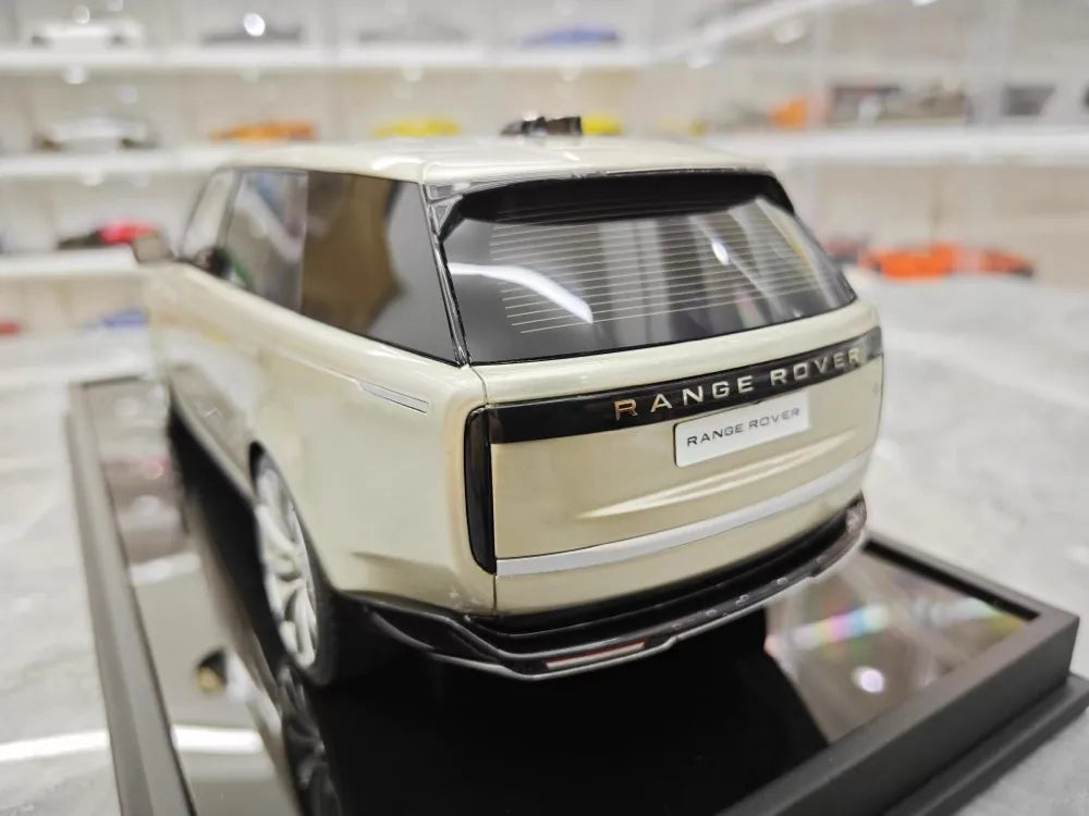 [MotorHelix] 1:18 Land Rover 2022 Range Rover SV Gold Model Car Resin